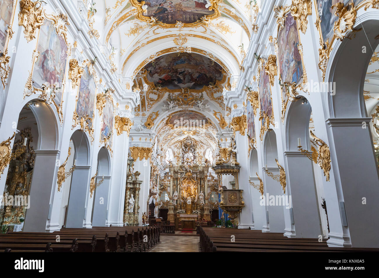 Regensburg, Germania - 5 Maggio 2017: Basilica della Natività della Madonna, interno vuoto. Si tratta del più antico luogo cattolico di culto in Baviera e in uno Foto Stock