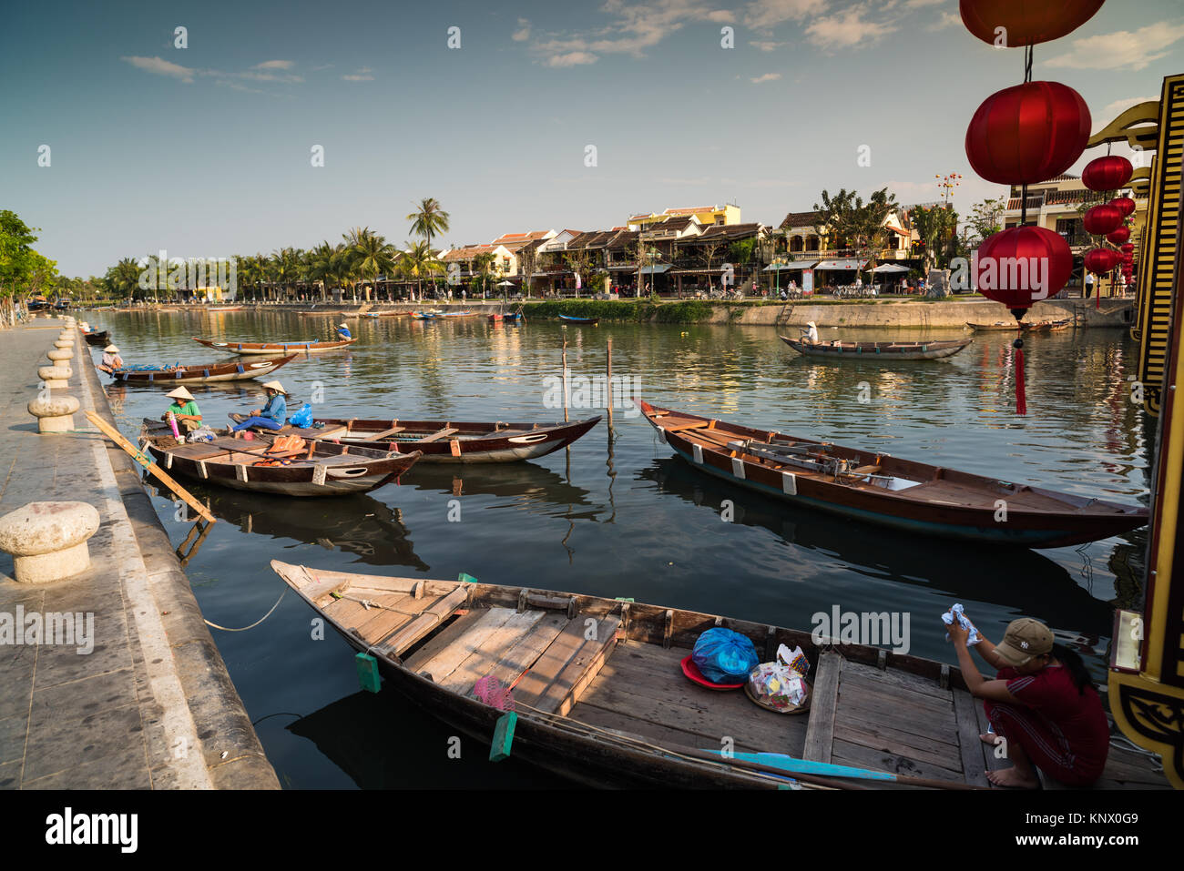 Hoian antiche case della città. Gli edifici colorati con festosa lanterne di seta. UNESCO patrimonio dell'umanità. Il Vietnam Foto Stock