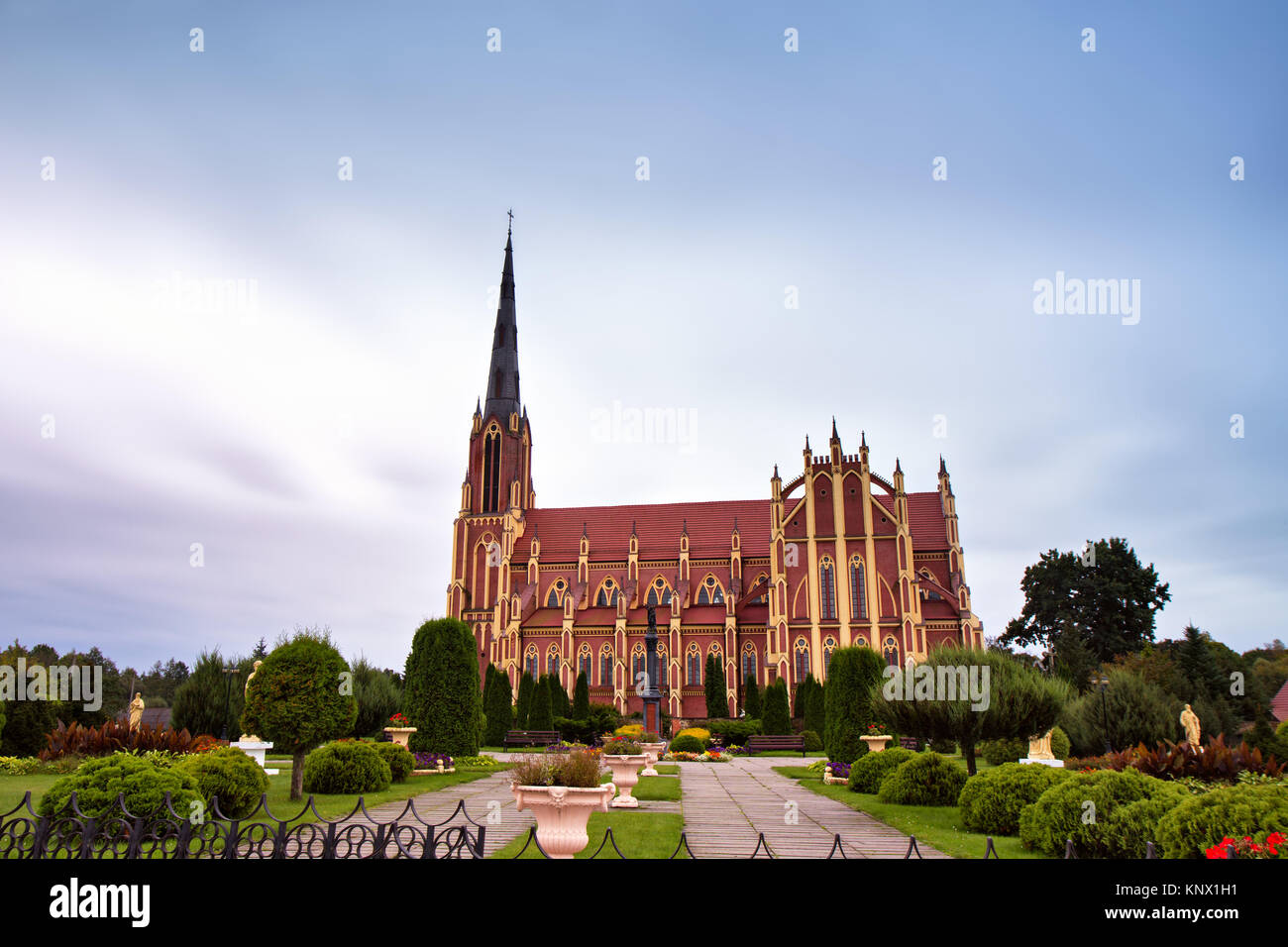 Il vecchio castello antico. Trinità santa chiesa cattolica nel revival gotico in stile villaggio Gervyaty, regione di Grodno, Bielorussia. Foto Stock