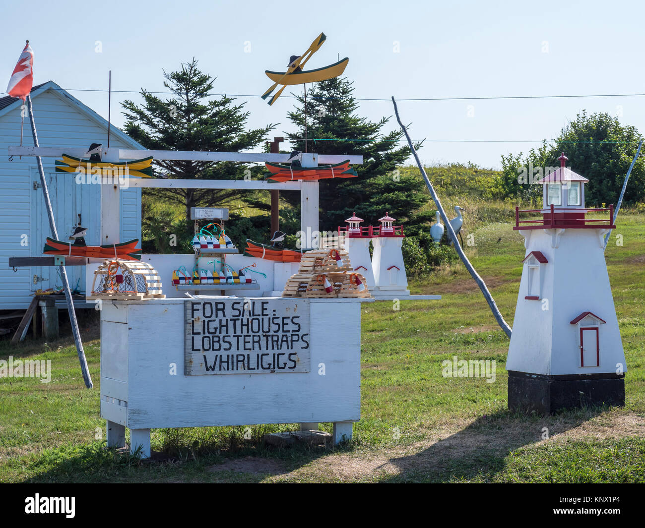 Fari, trappole a base di aragosta e whirligigs per la vendita, Neil, Porto Cape Breton Island, Nova Scotia, Canada. Foto Stock