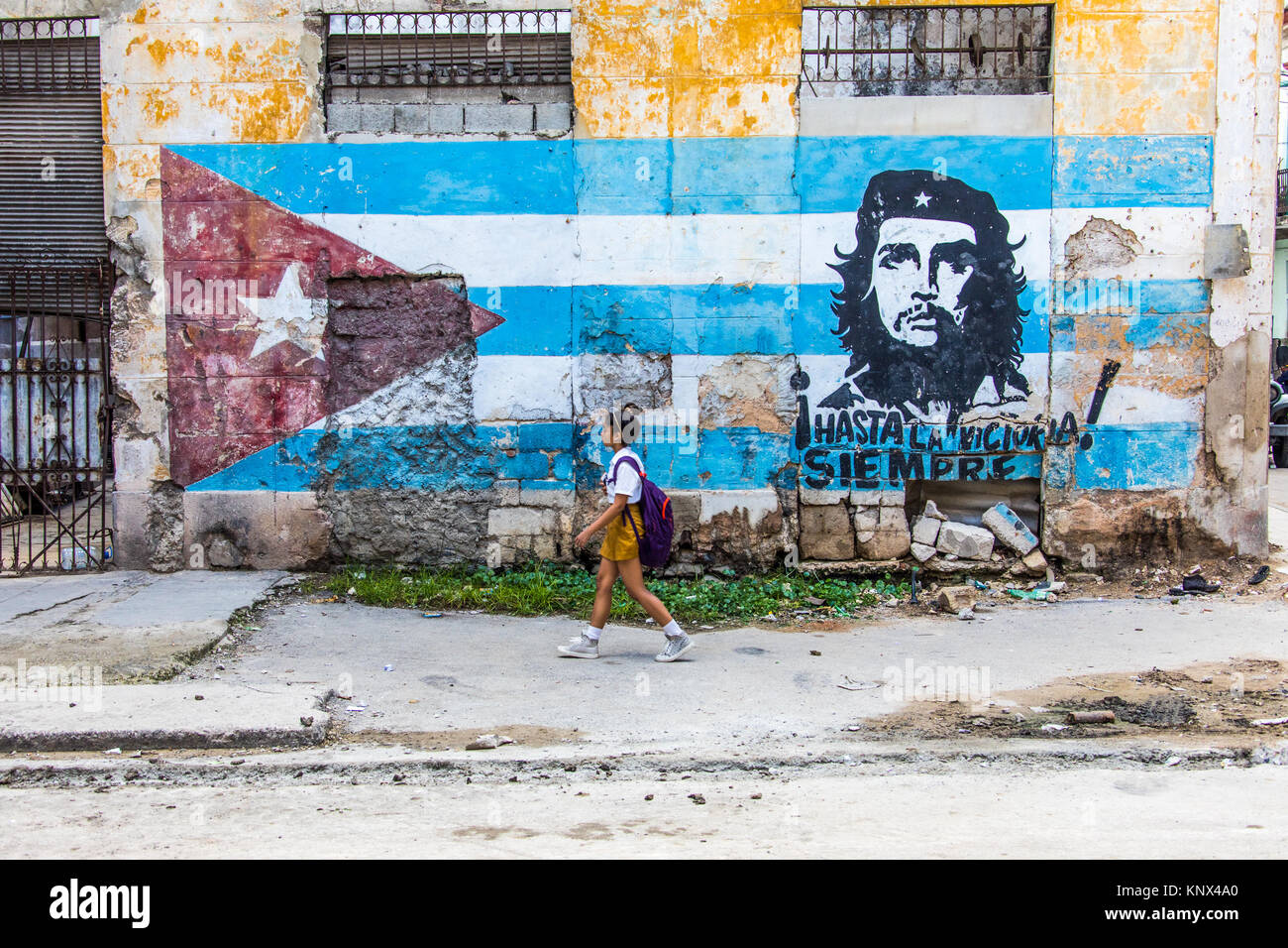 Giovane ragazza camminare a l'Avana, Cuba Foto Stock