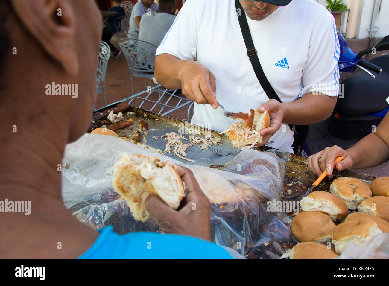 Estratto di carne di maiale, sandwich street food a Cienfuegos, Cuba Foto Stock