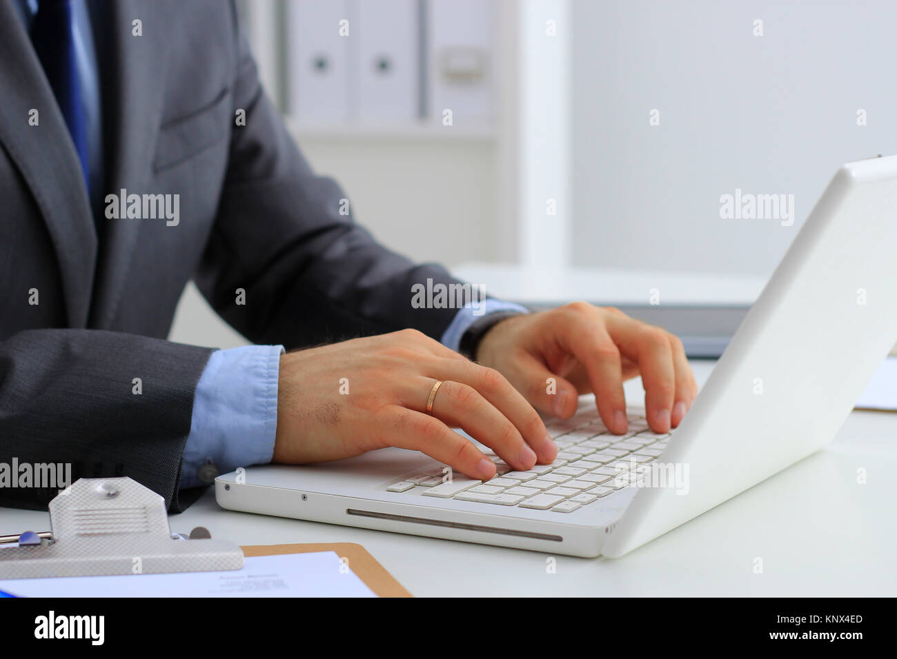 Imprenditore bello lavorare con il computer portatile in ufficio Foto Stock