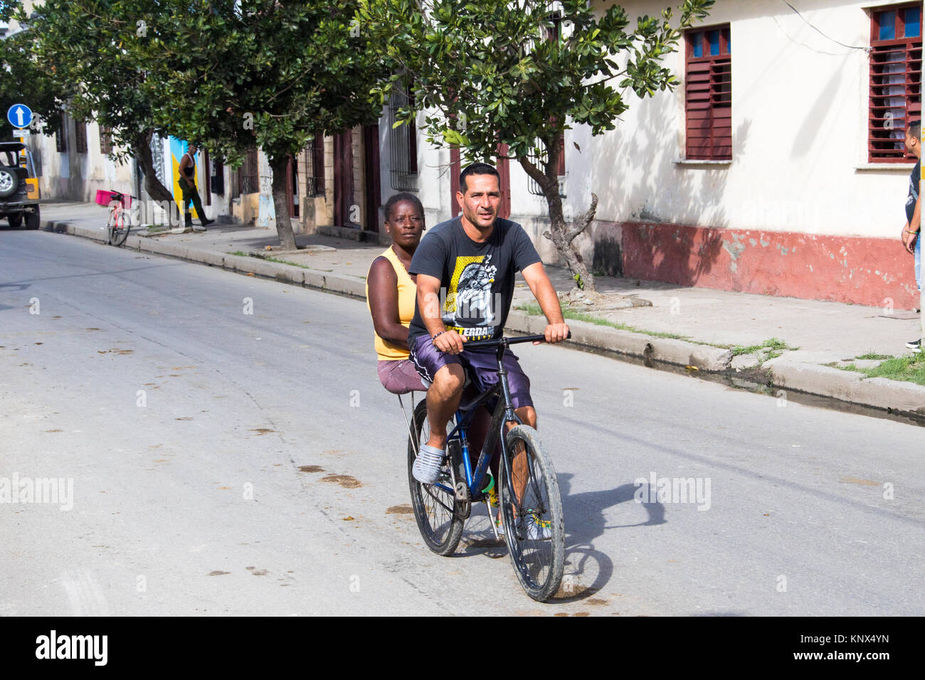 Locale giovane in sella ad una bicicletta di Cienfuegos, Cuba Foto stock -  Alamy