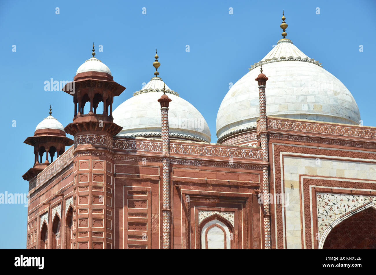 Taj moschea a Taj Mahal complesso. Agra, India Foto Stock