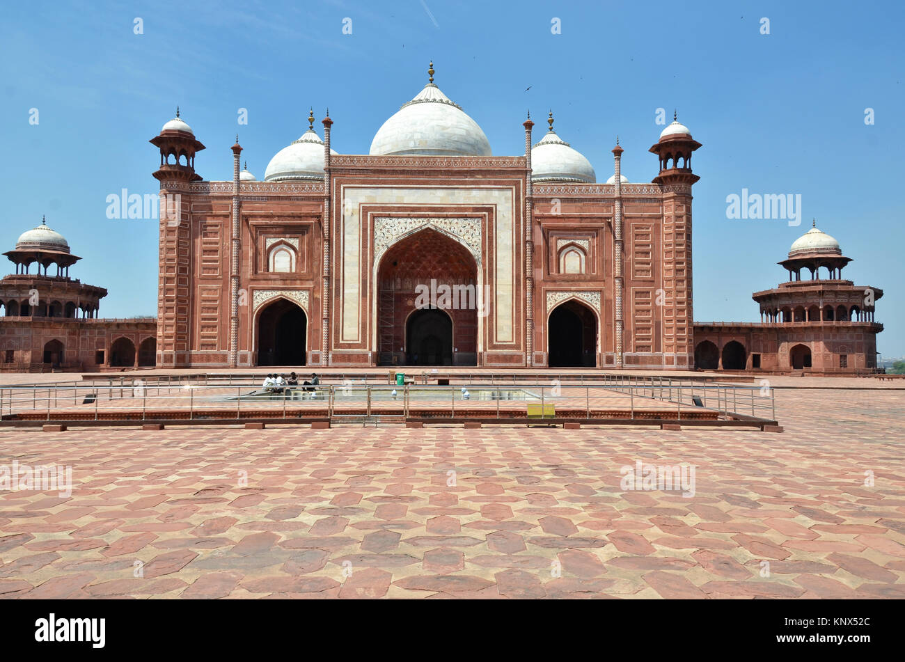 Taj moschea a Taj Mahal complesso. Agra, India Foto Stock