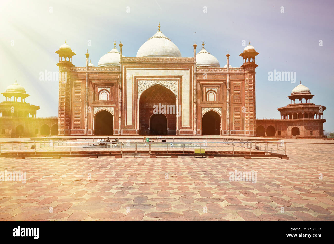Taj moschea a Taj Mahal complesso. Agra, India Foto Stock