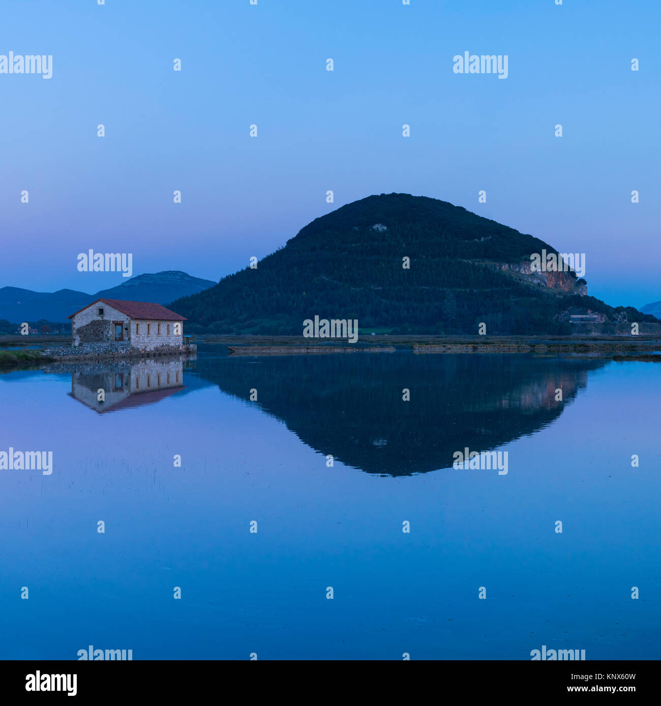 Molino de Cerroja - Molino de Mareas de Escalante, anno 1047. A Escalante. Marismas de Santoña, Noja y Joyel, Mare cantabrico, Cantabria, Spagna, Europa Foto Stock