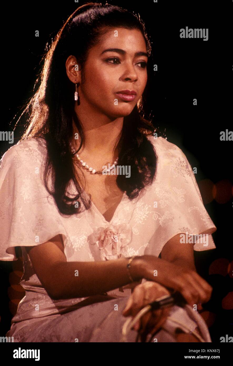 Irene Cara eseguendo la hit 'fuori qui sul mio" dal film "Fama" in oro massiccio, 1980. © RTMcafee / MediaPunch Foto Stock