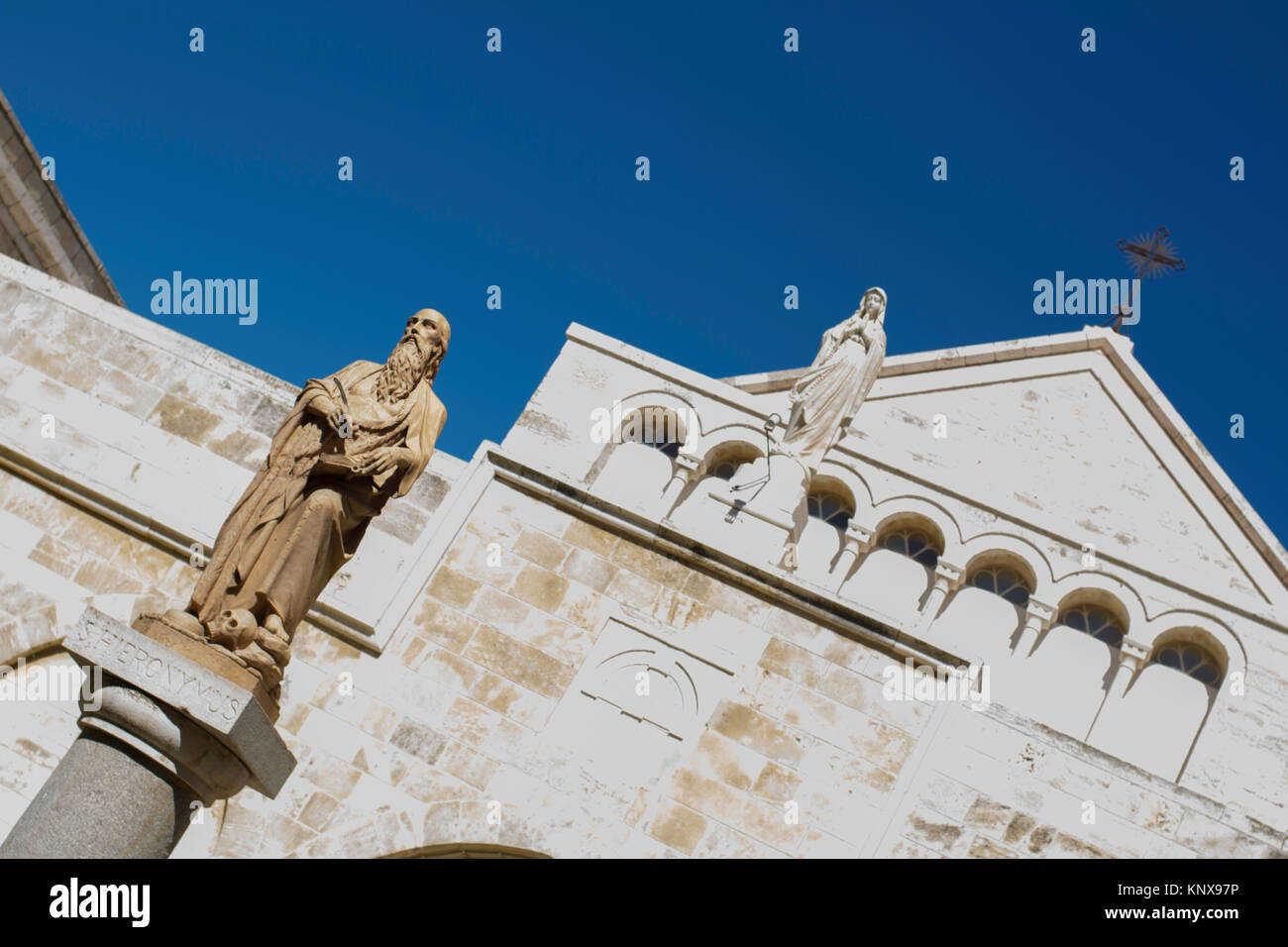 Statue guardando fuori per la Chiesa di Santa Caterina, Betlemme Cisgiordania Foto Stock