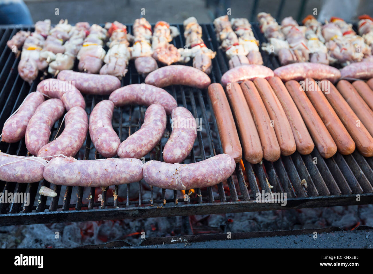 Carne cruda su barbecue grill Foto Stock