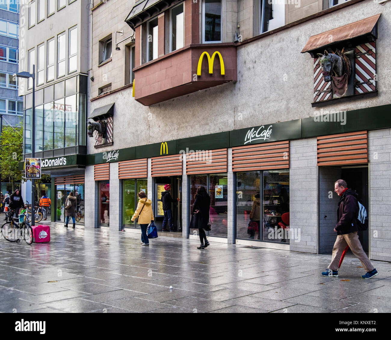 Ristorante McDonald's e McCafe, fast food in franchising nella ex fabbrica di birra Henninger edificio. Francoforte, Germania Foto Stock