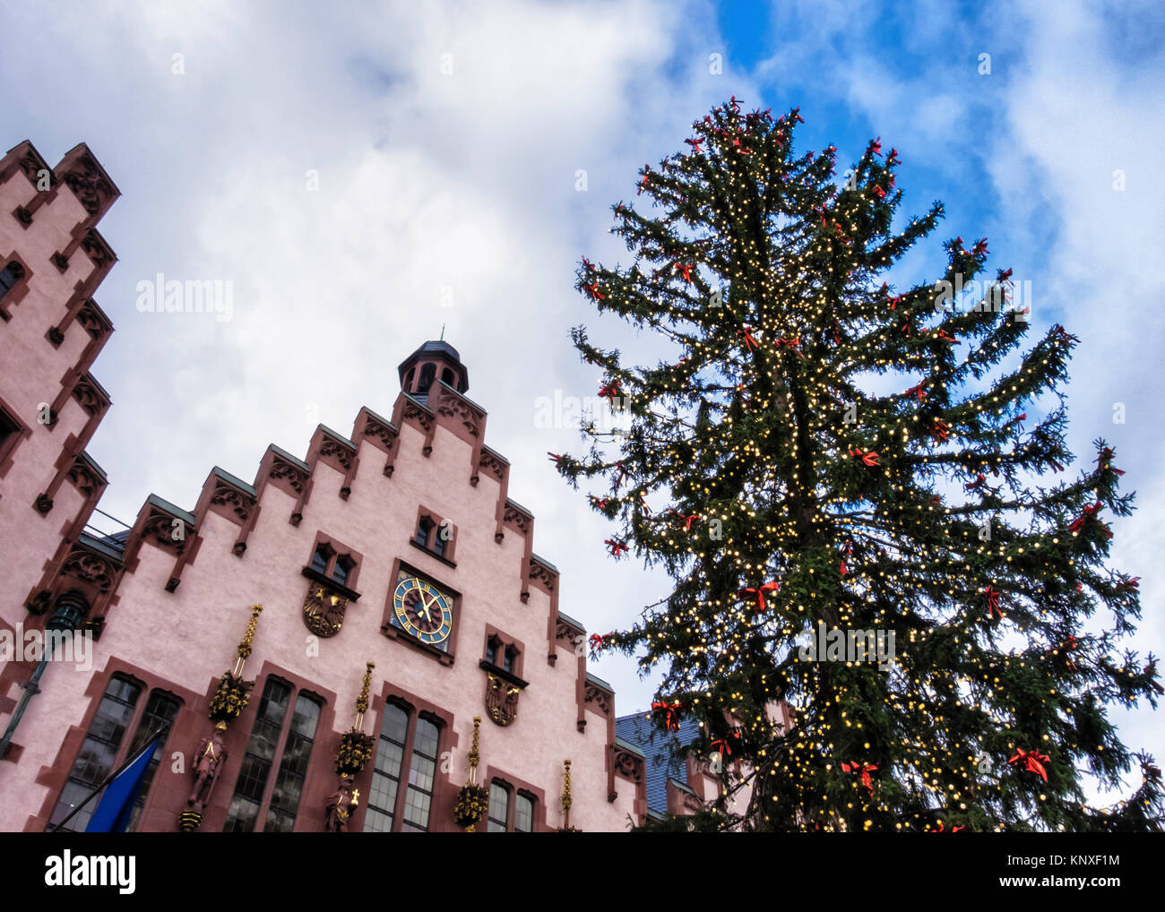 Germania Frankfurt Città Vecchia, Römerberg piazza Römer City Hall.edificio storico con il tradizionale albero di Natale. Il medievale Palazzo in stile con thr Foto Stock