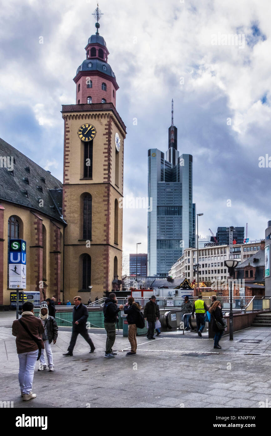 La Chiesa di Santa Caterina sulla Piazza Hauptwache con Commerz Bank alto edificio,costruzioni vecchie e nuove. Francoforte, Germania Foto Stock