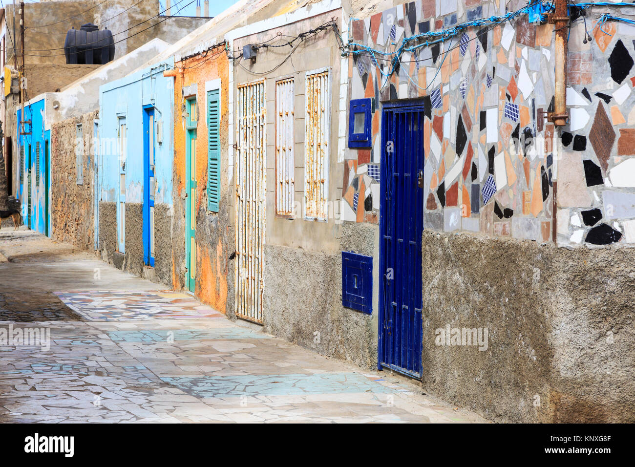 Fila di case nella strada sul retro di Santa Maria, Isola di Sal Capo Verde Foto Stock