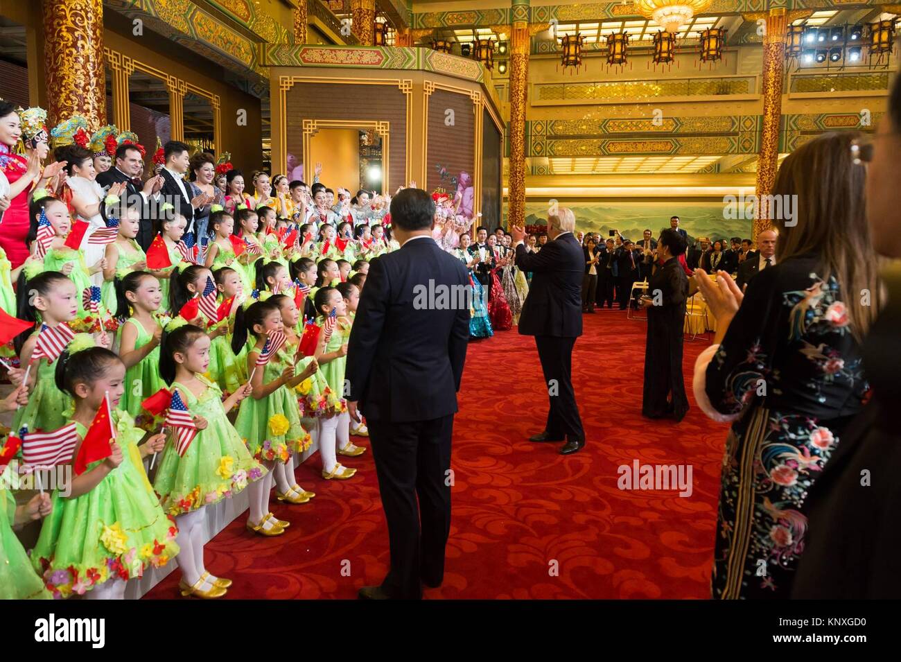 U.S presidente Donald Trump, first lady Melania Trump, Presidente cinese Xi Jinping e sua moglie Peng Liyuan ringraziare gli artisti interpreti o esecutori durante la cena di Stato presso la Grande Sala del Popolo Novembre 9, 2017, a Pechino, in Cina. Trump è la terza gamba di un 13-giorno oscillare attraverso l'Asia. Foto Stock