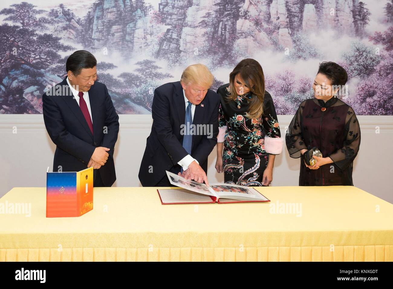 U.S presidente Donald Trump e la first lady Melania Trump guardare attraverso un album di foto della loro visita regalato loro dal Presidente cinese Xi Jinping e sua moglie Peng Liyuan durante la cena di Stato presso la Grande Sala del Popolo Novembre 9, 2017, a Pechino, in Cina. Foto Stock