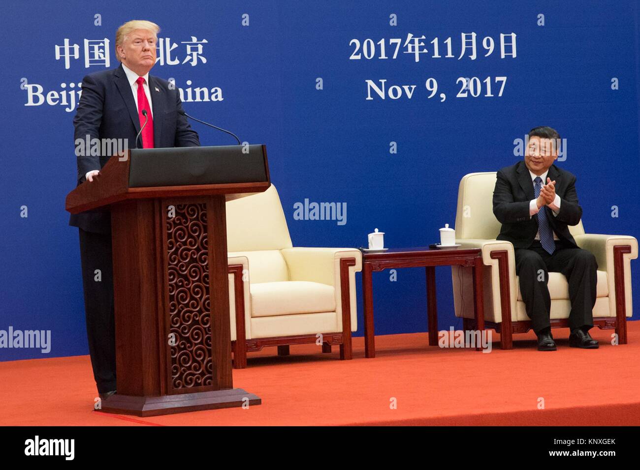 U.S presidente Donald Trump risolve un evento di business come il presidente cinese Xi Jinping guarda su presso la Grande Sala del Popolo Novembre 9, 2017 a Pechino, in Cina. Foto Stock