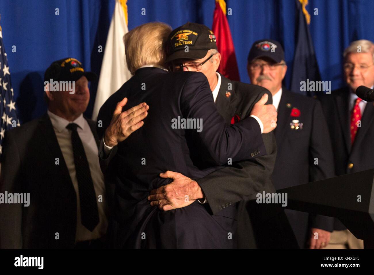 Stati Uniti Presidente Donald Trump abbraccia una U.S. Veterano del Vietnam, dopo la firma di un annuncio per la commemorazione del cinquantesimo anniversario della guerra del Vietnam durante una cerimonia a Novembre 10, 2017 in Da Nang, Vietnam. Foto Stock