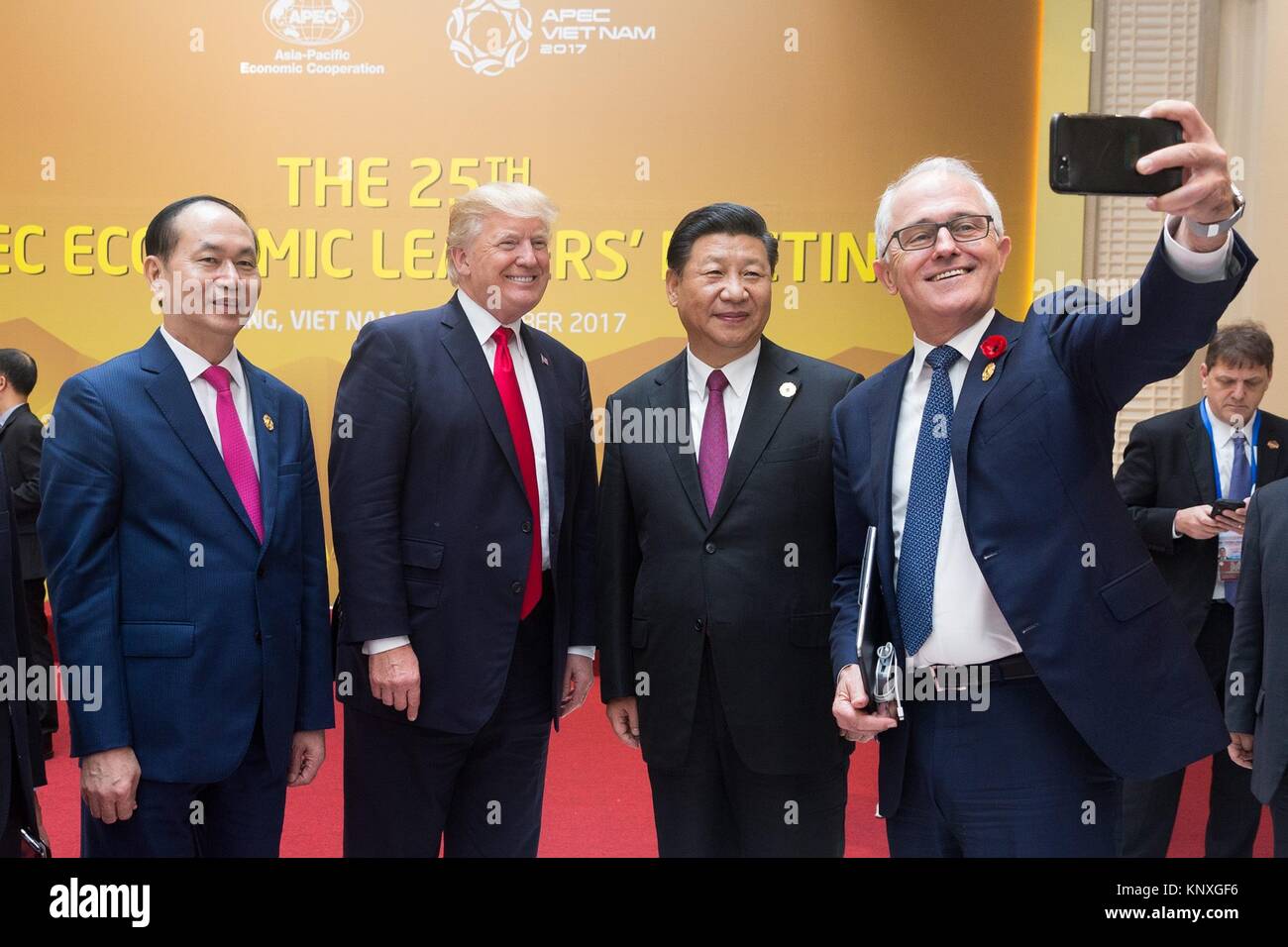 Il Primo Ministro australiano Malcolm Turnbull, destra, prende un selfie con il Primo Ministro vietnamita Nguyen Xuan Phuc, sinistra, U.S presidente Donald Trump, centro e il presidente cinese Xi Jinping durante il vertice APEC Leader Novembre 11, 2017 a Danang, Vietnam. Foto Stock