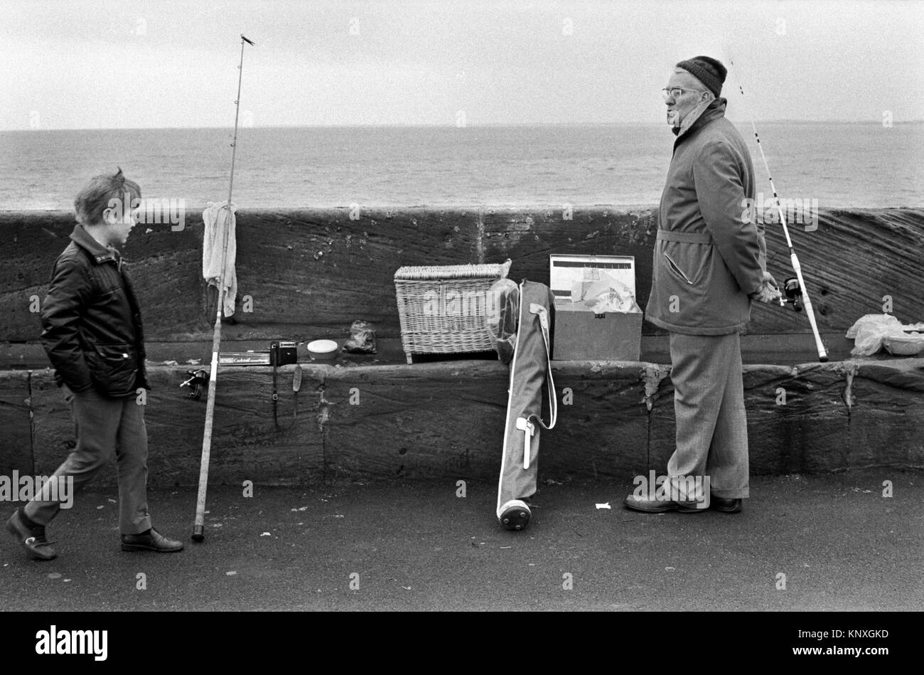 Uomo anziano 1970 anni Regno Unito, in vacanza a pesca con piccola radio wireless a transistor portatile 70s Bridlington Yorkshire Inghilterra 1972 HOMER SYKES Foto Stock