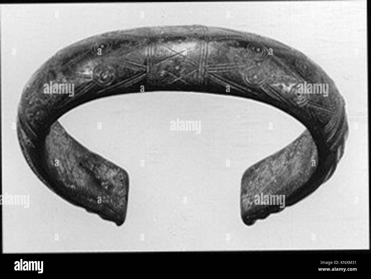 Braccialetto in lega di rame MET Hallstatt dal 1200 al 800 a.C., che dimostra i primi metalli decorativi europei e la maestria artigianale. Foto Stock