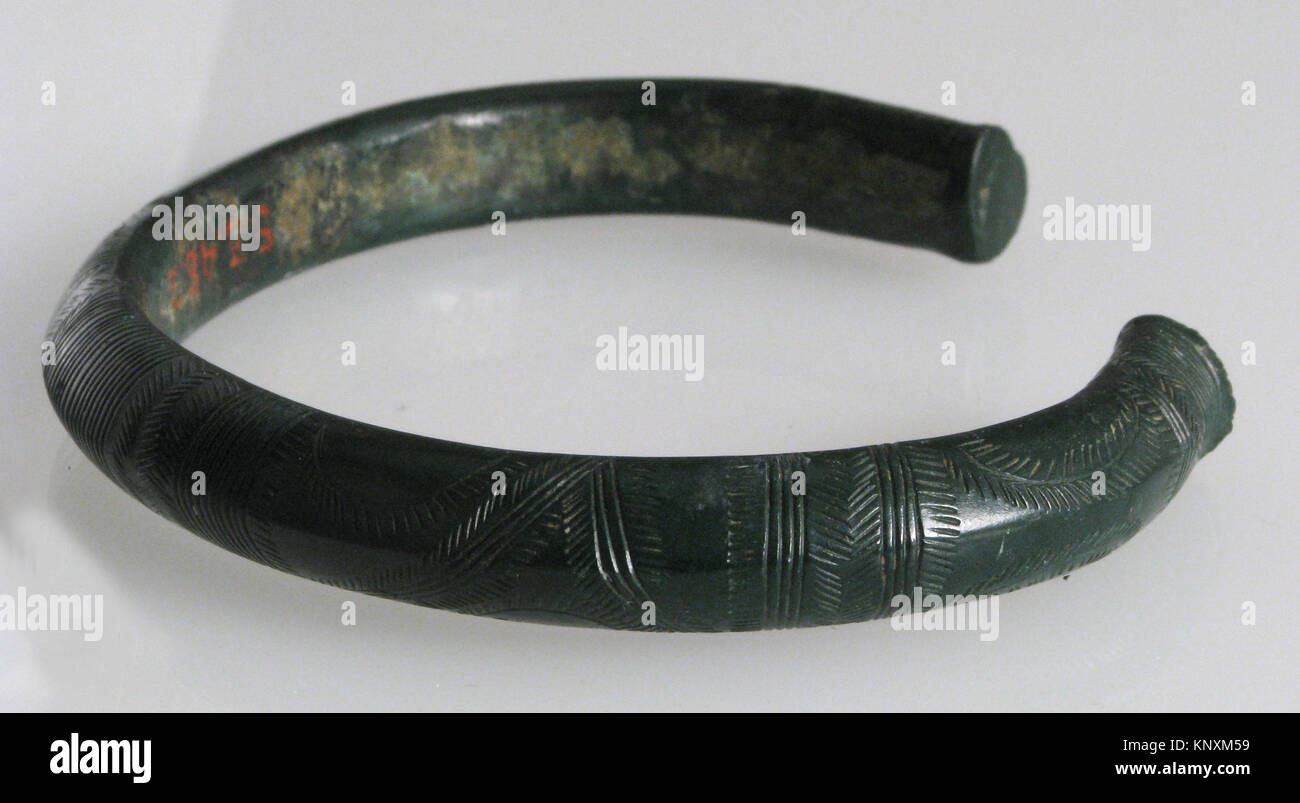 Braccialetto di coltura Hallstatt catalogato IN MET sf53-48-2s3, costruzione in lega di rame, che riflette le tecniche ornamentali della prima età del ferro nel bacino dei Carpazi. Foto Stock