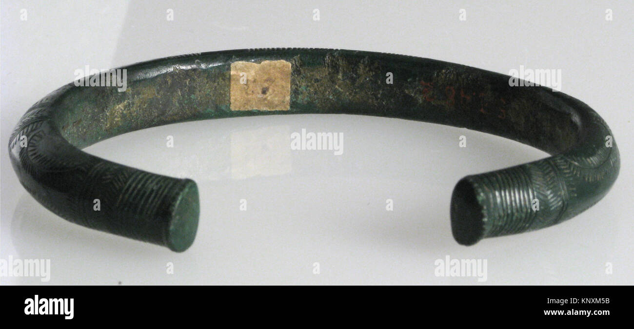 Un braccialetto di cultura Hallstatt catalogato MET sf53-48-2s4, realizzato in lega di rame, che dimostra l'artigianato e l'ornamento della prima età del ferro nel bacino dei Carpazi. Foto Stock