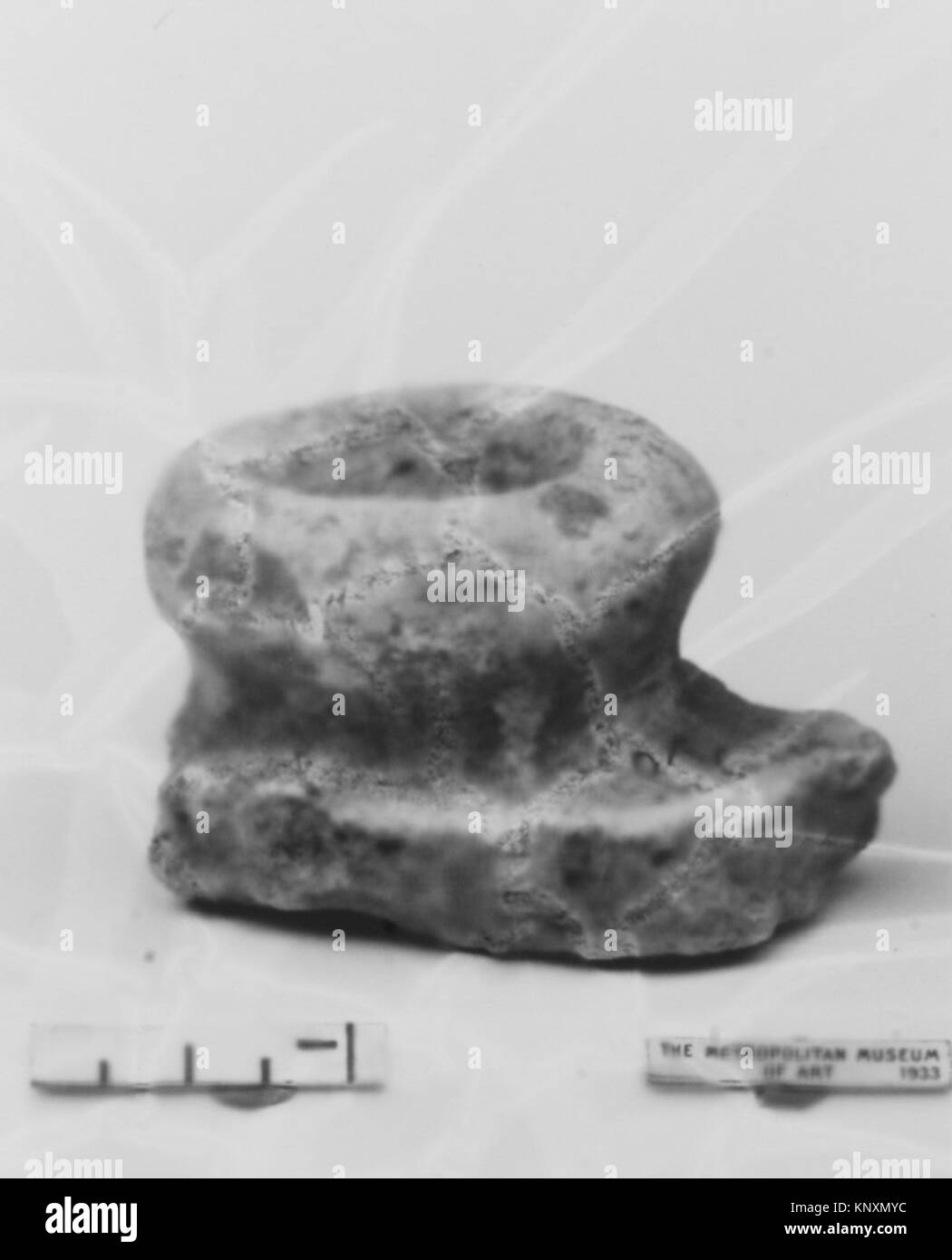 Un frammento di terracotta del Metropolitan Museum of Art con motivi decorativi incisi e smaltati. Foto Stock