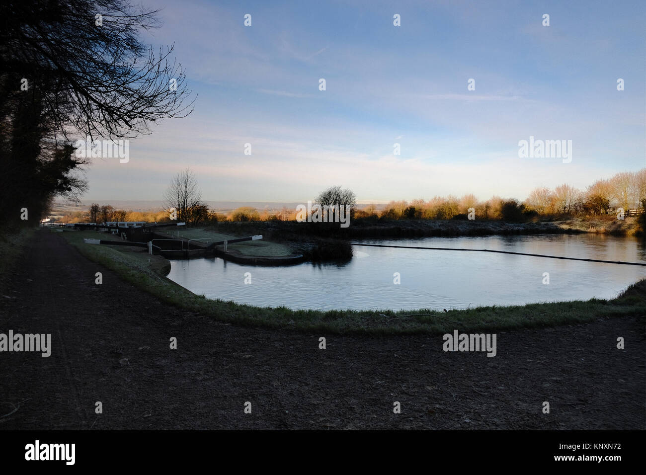 Kennet and Avon Canal a Caen Hill si blocca in Devizes WILTSHIRE REGNO UNITO in inverno il sole Foto Stock