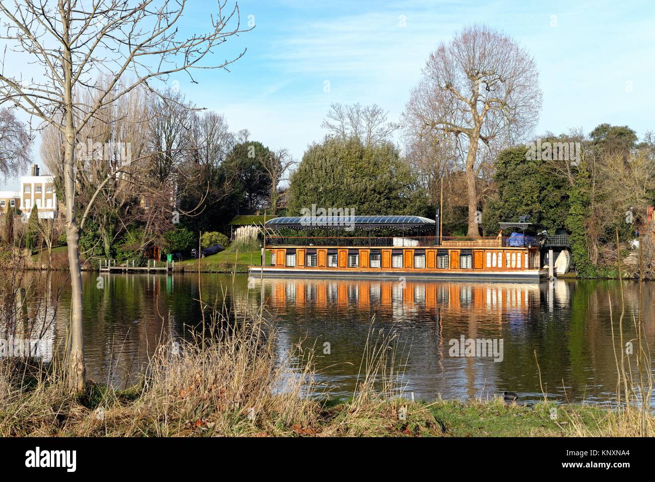 Houseboat Astoria ormeggiato sul fiume Tamigi a Hampton West London Inghilterra England Regno Unito Foto Stock