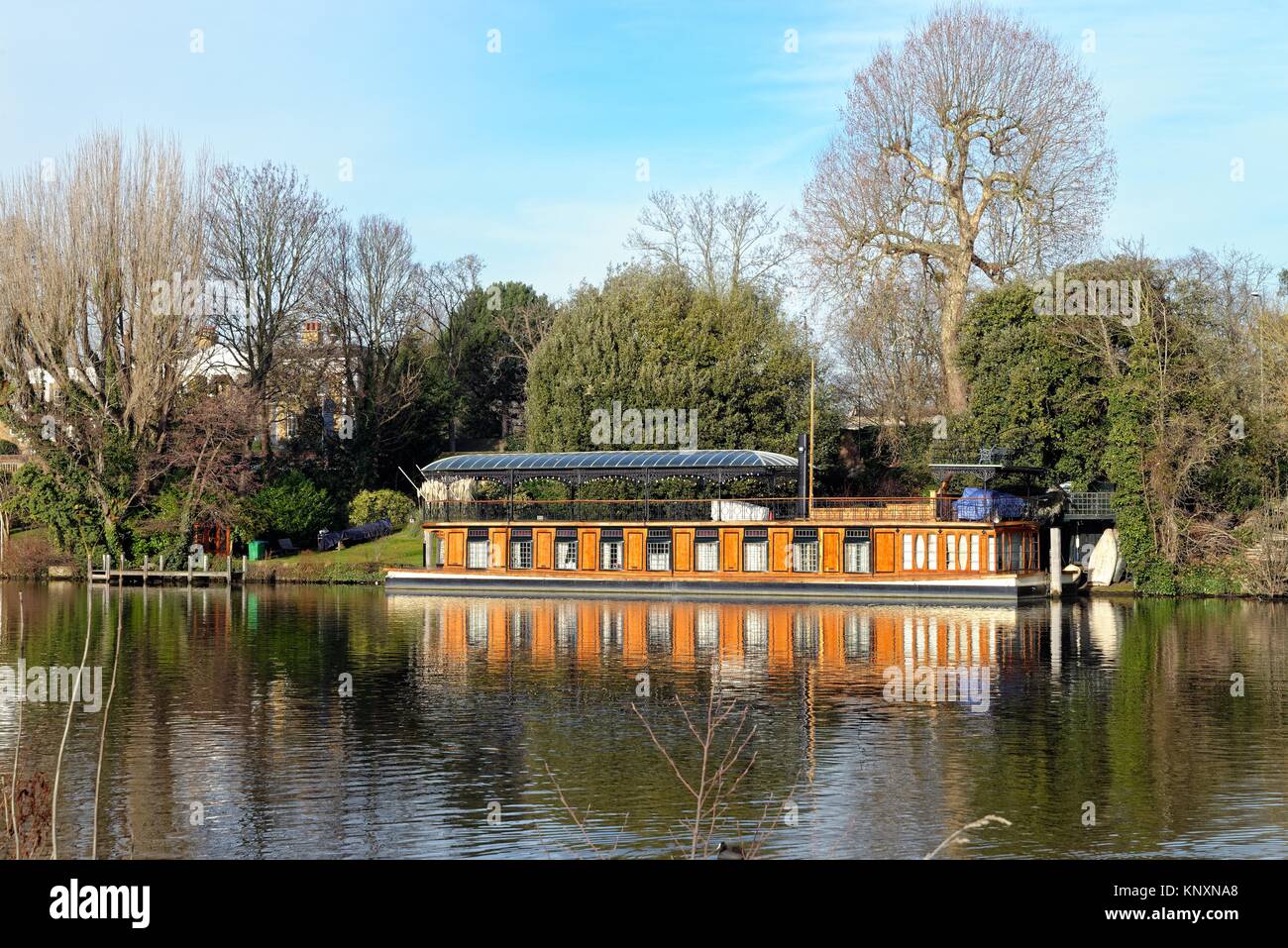 Houseboat Astoria ormeggiato sul fiume Tamigi a Hampton West London Inghilterra England Regno Unito Foto Stock