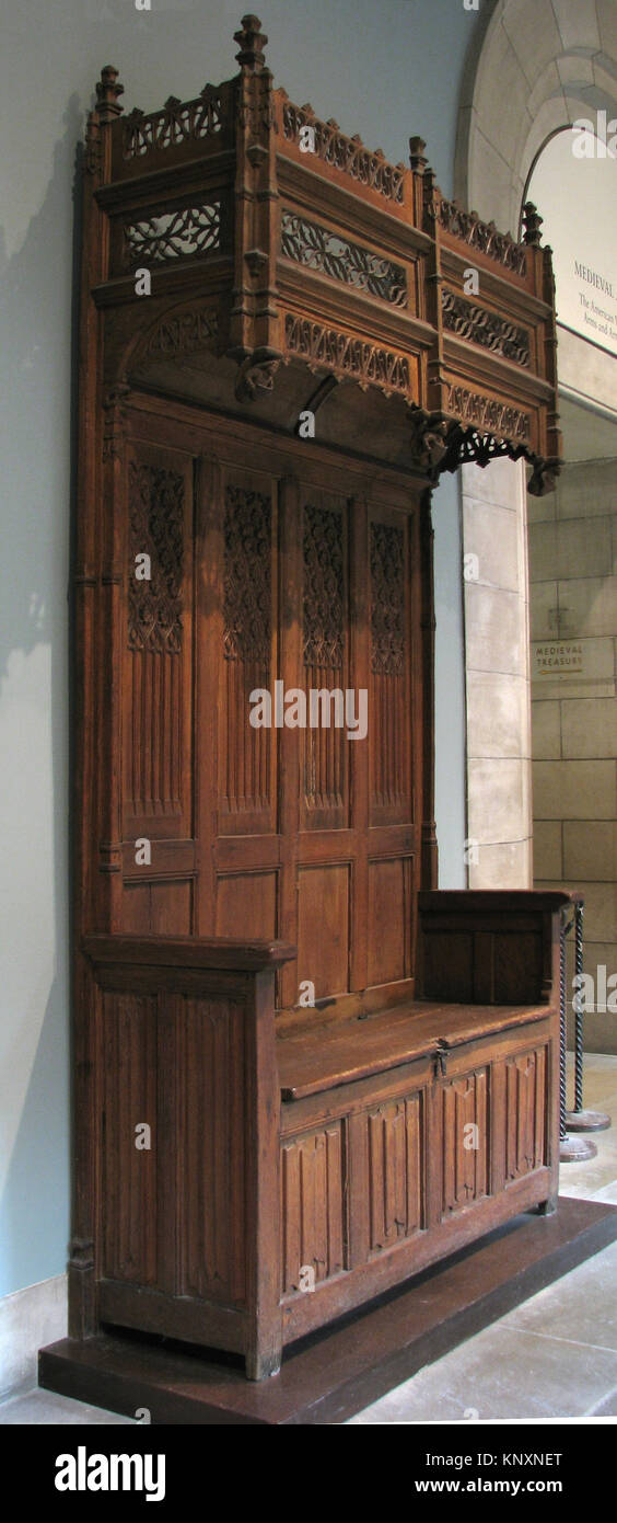 Illustrazione di un sedile in quercia francese a baldacchino risalente a circa 1500 anni fa della Touraine, che mostra baldacchino intagliato e dettagli di design dei mobili. Foto Stock