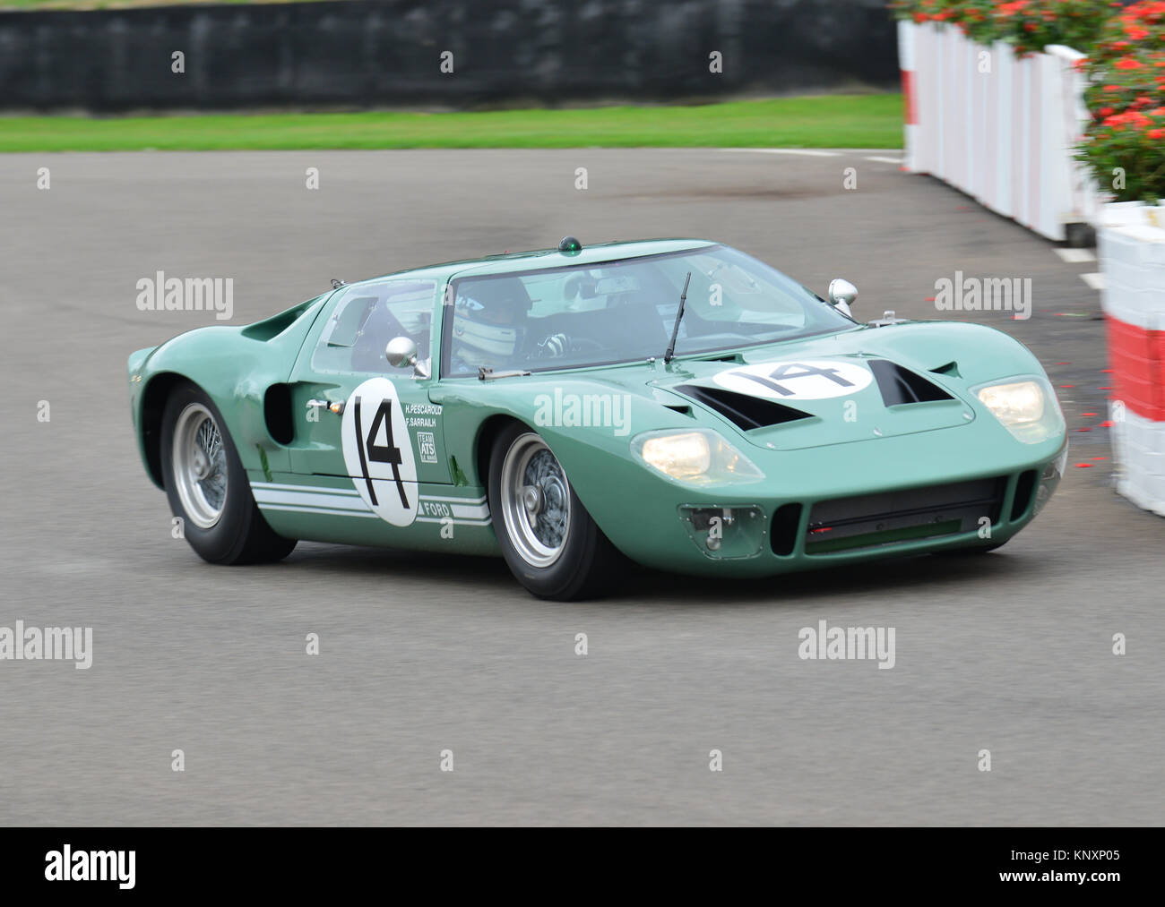 Henri Pescarolo, Fabien Sarrailh, Ford GT40, Goodwood Revival 2013, Goodwood Revival 2013, Whitsun Trophy gara per GT40 Foto Stock