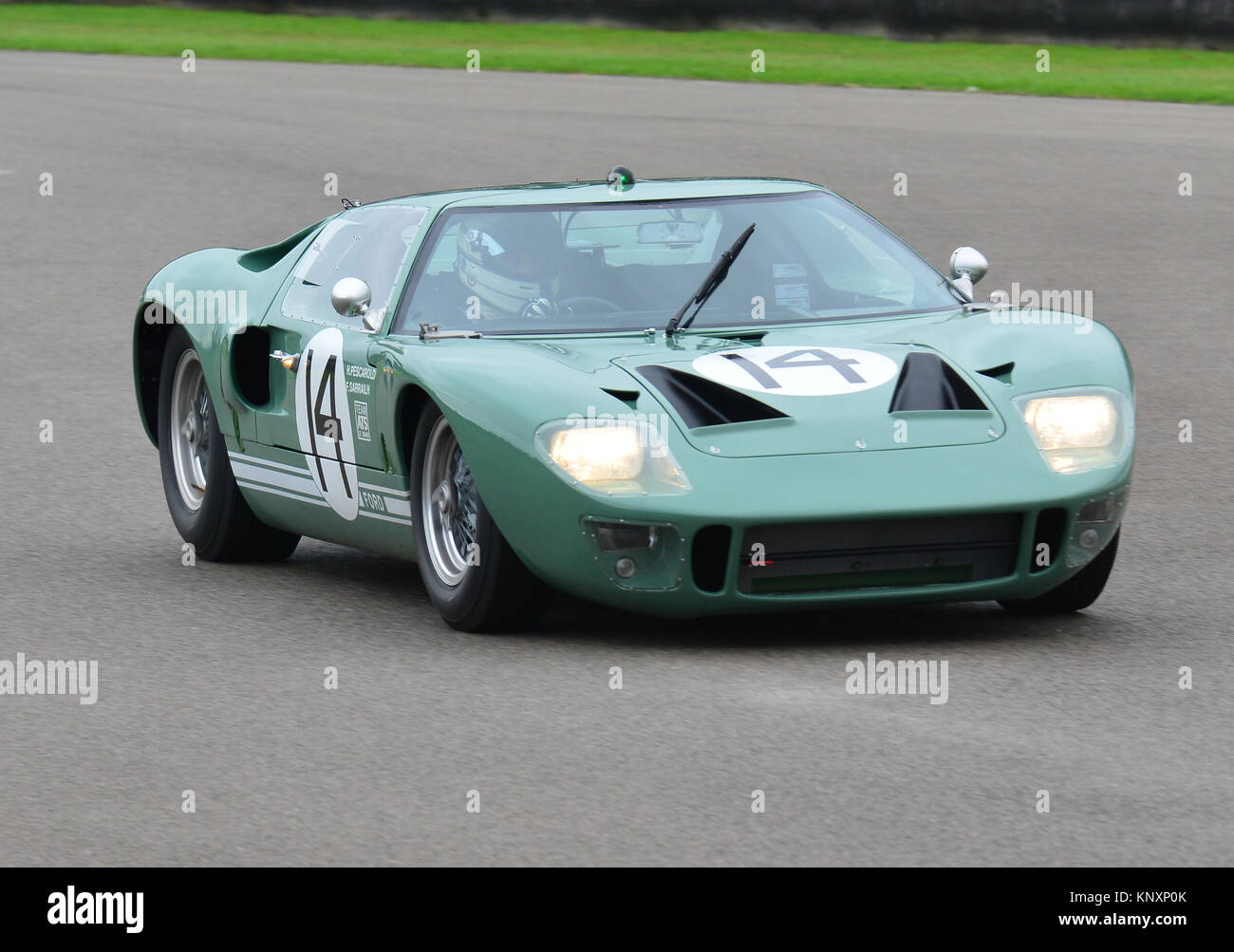 Henri Pescarolo, Fabien Sarrailh, Ford GT40. Goodwood Revival 2013, gara del Trofeo Whitsun per GT40 Foto Stock