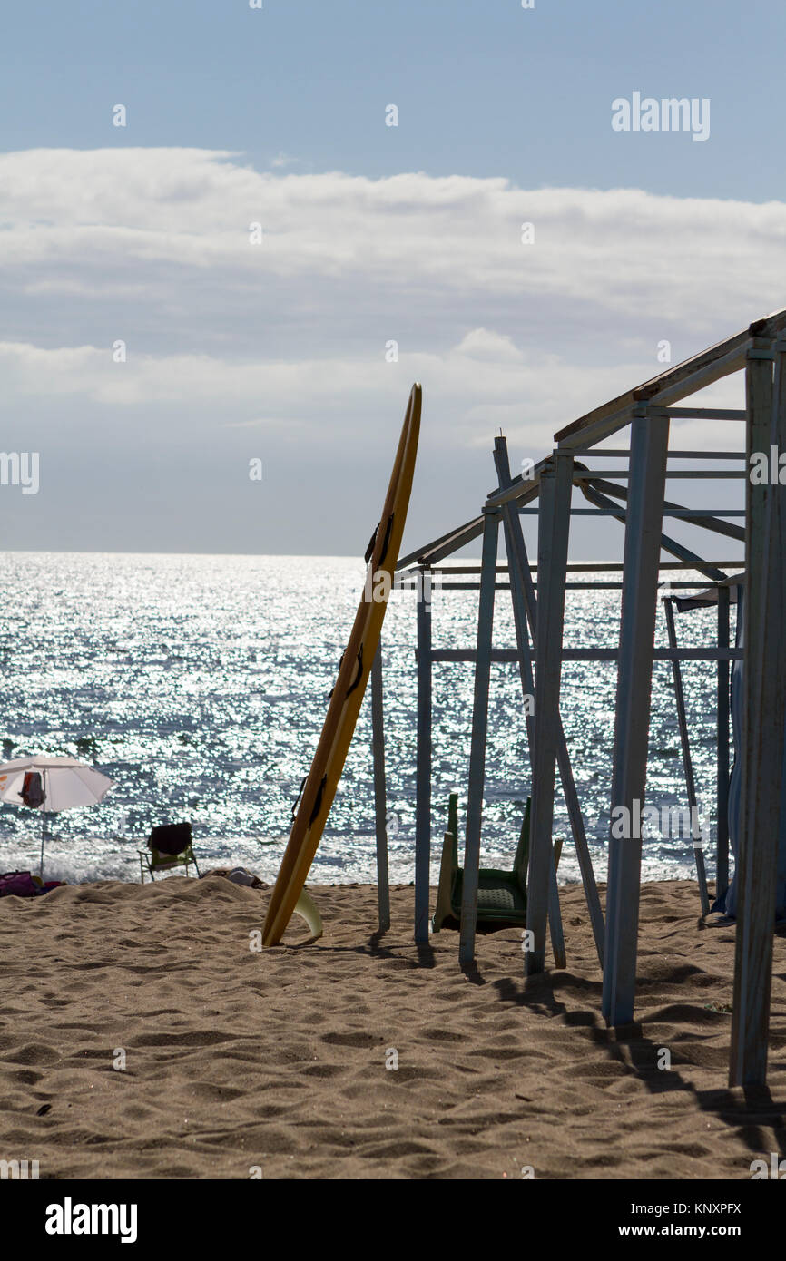 Tavola da surf appoggiata contro la tenda in Miramar Beach,Vila Nova de Gaia Portogallo Foto Stock