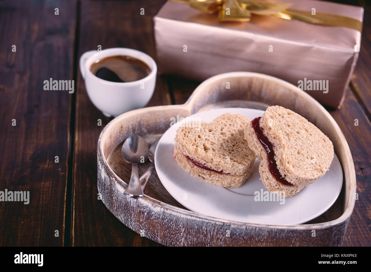 Panini con marmellata di cuore-vassoio sagomato per il giorno di San Valentino Foto Stock