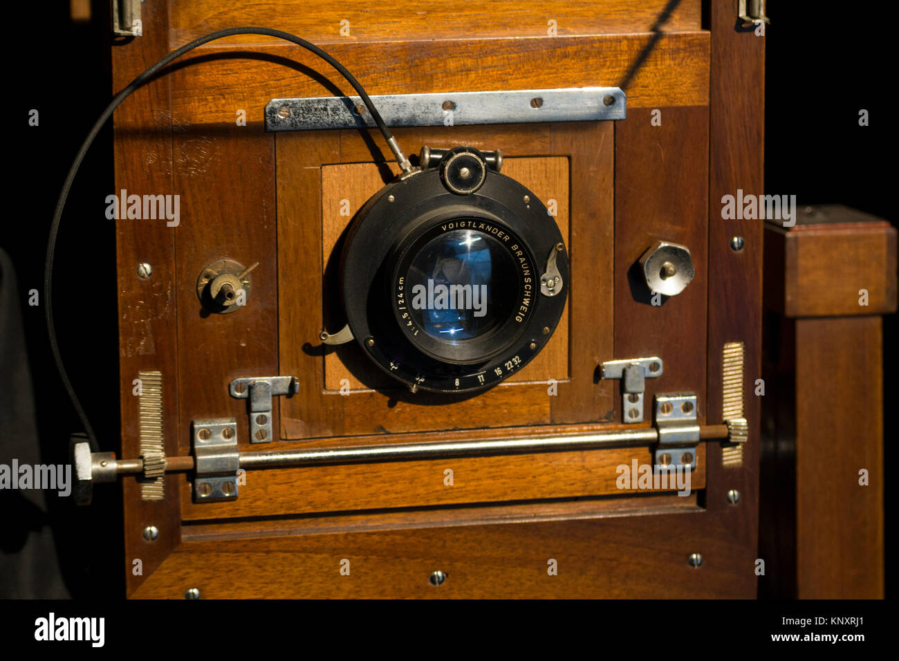 Una vecchia fotocamera vintage costruita in legno Foto Stock