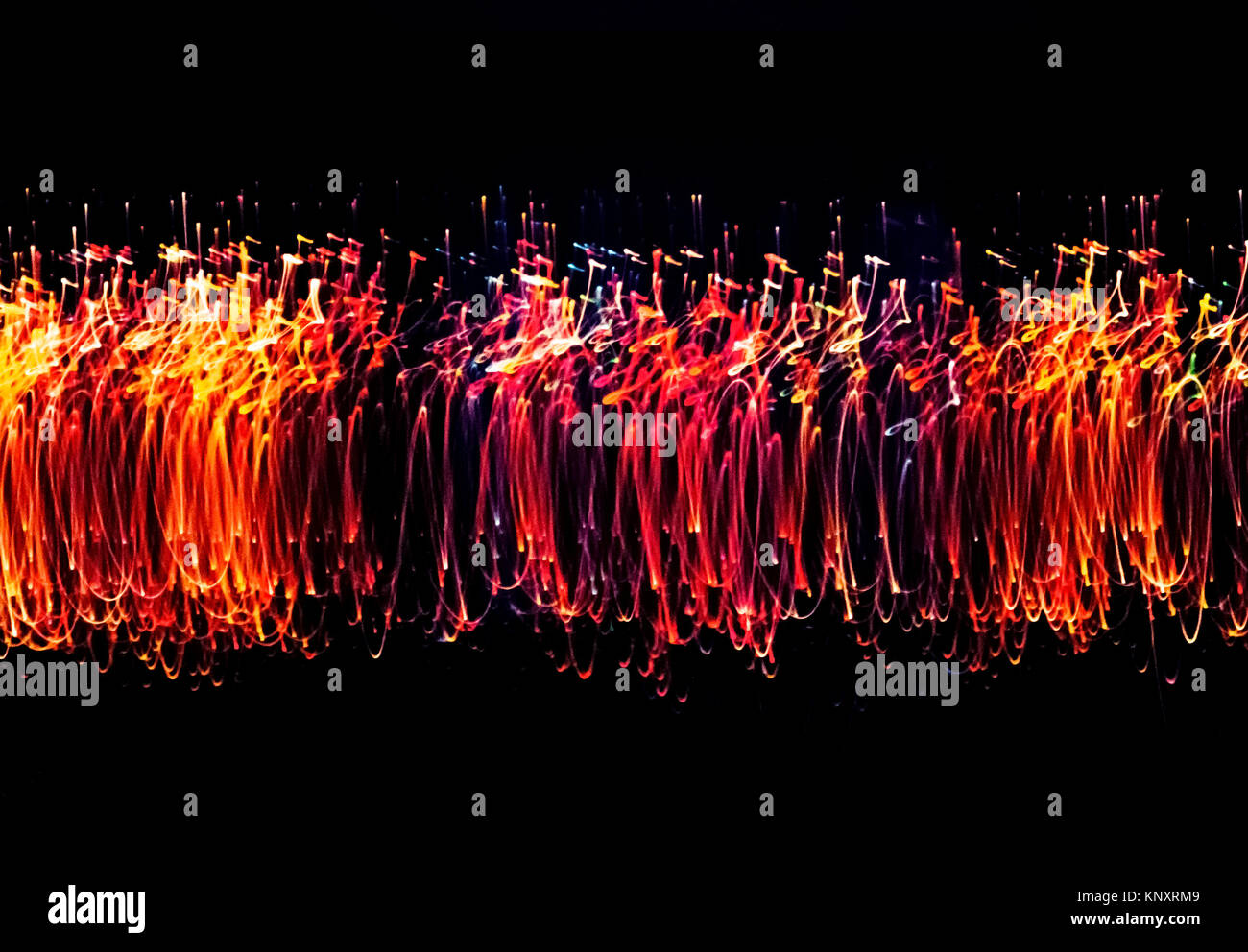 Molte luci multicolori su sfondo scuro. Foto Stock