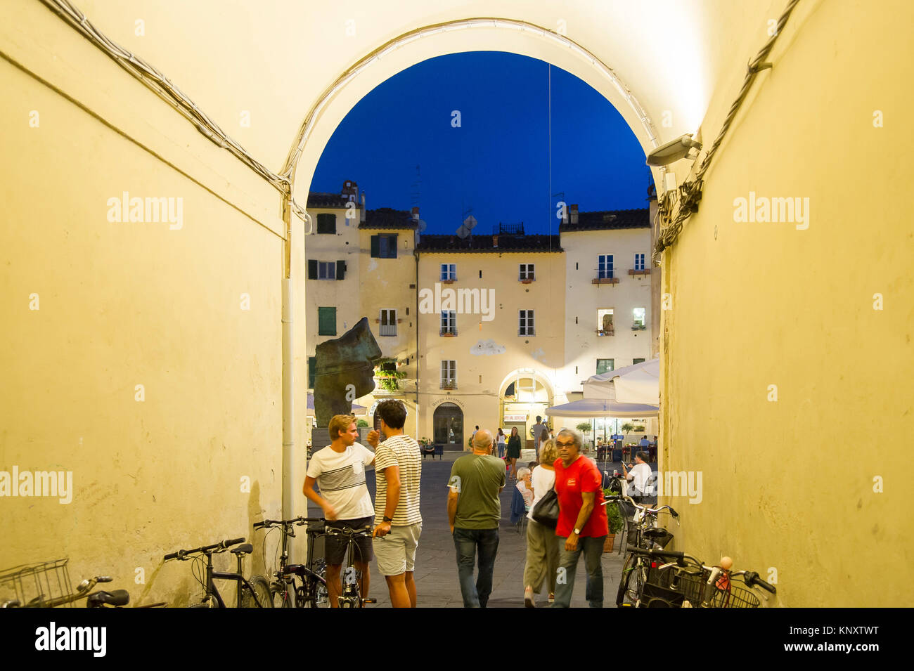 Piazza dell'Anfiteatro seguendo la forma del vecchio anfiteatro romano nel centro storico di Lucca in Toscana, Italia. 31 agosto 2017 © Wojciech Strozy Foto Stock