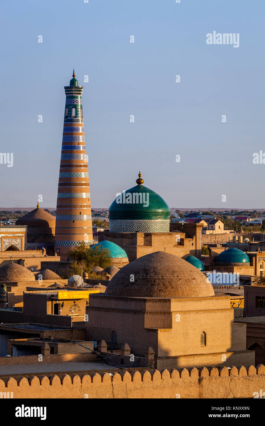 Lo skyline della città di Khiva al tramonto, Khiva, Uzbekistan Foto Stock