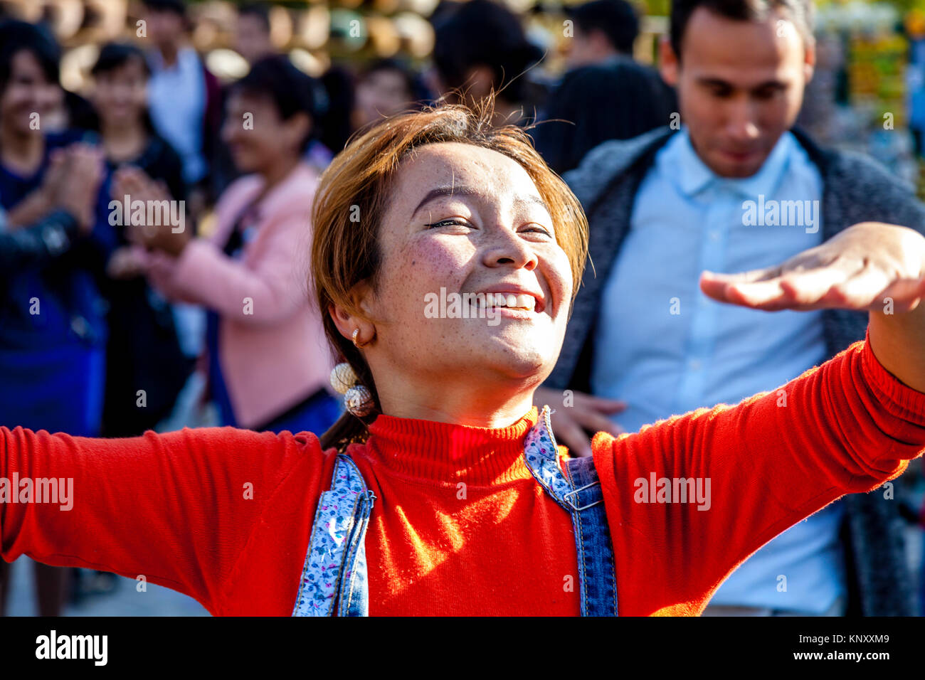 Una giovane donna uzbeka Dancing in the Street, Khiva, Uzbekistan Foto Stock