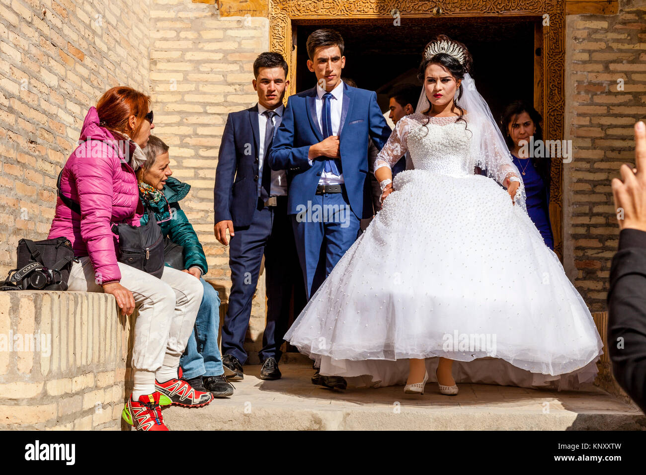 Una festa di nozze visita il Pahlavan Muhmud Mausoleo , Khiva, Uzbekistan Foto Stock