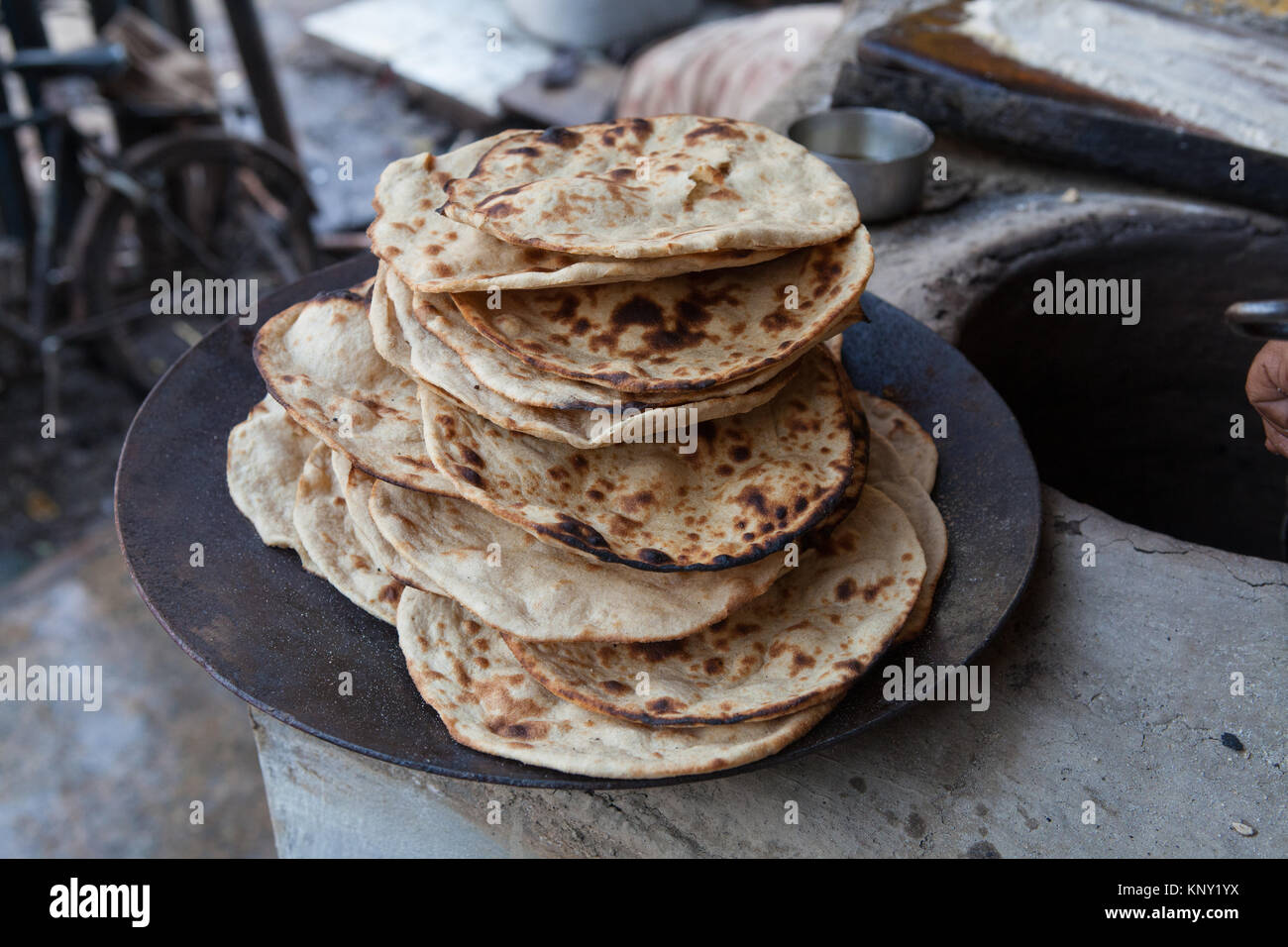Una pila di tandori rotis (pane cotto) presso un hotel di cibo di Varanasi, India Foto Stock