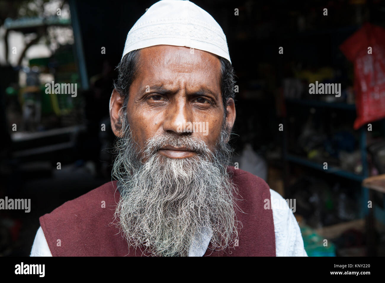Ritratto di un anziano uomo musulmano nella città di Lucknow, India Foto Stock