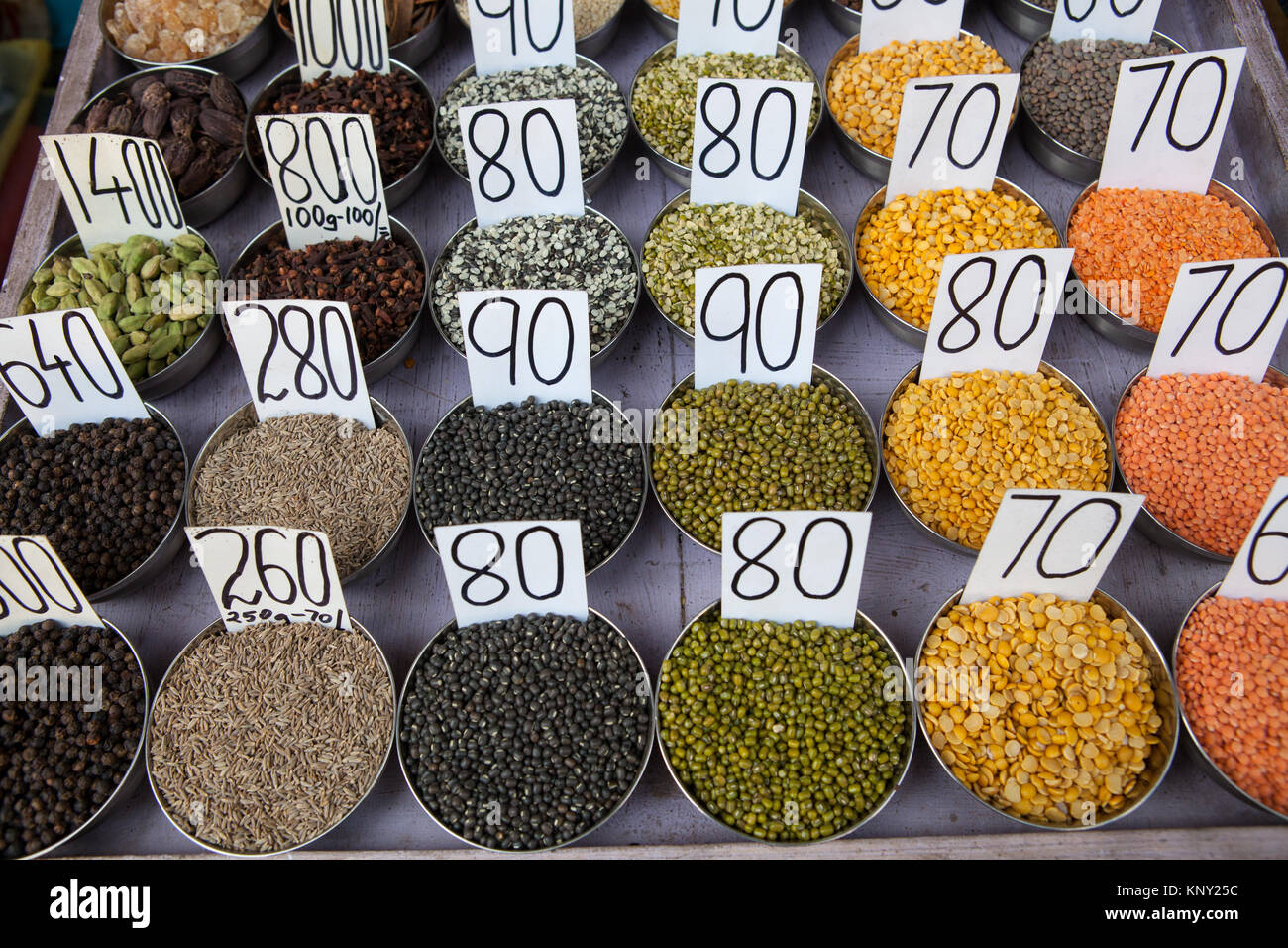 Visualizzazione di lenticchie e impulsi nel mercato delle spezie nella città vecchia di Delhi, India Foto Stock