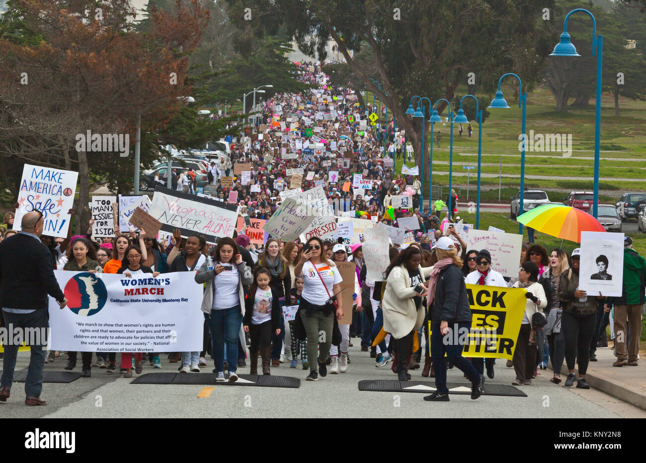 Le donne del marzo e dimostrazione sul Campus Universitario Monterey Bay il giorno dopo Donald Trump divenne presidente il 21 gennaio 2017 - Monterey, Foto Stock