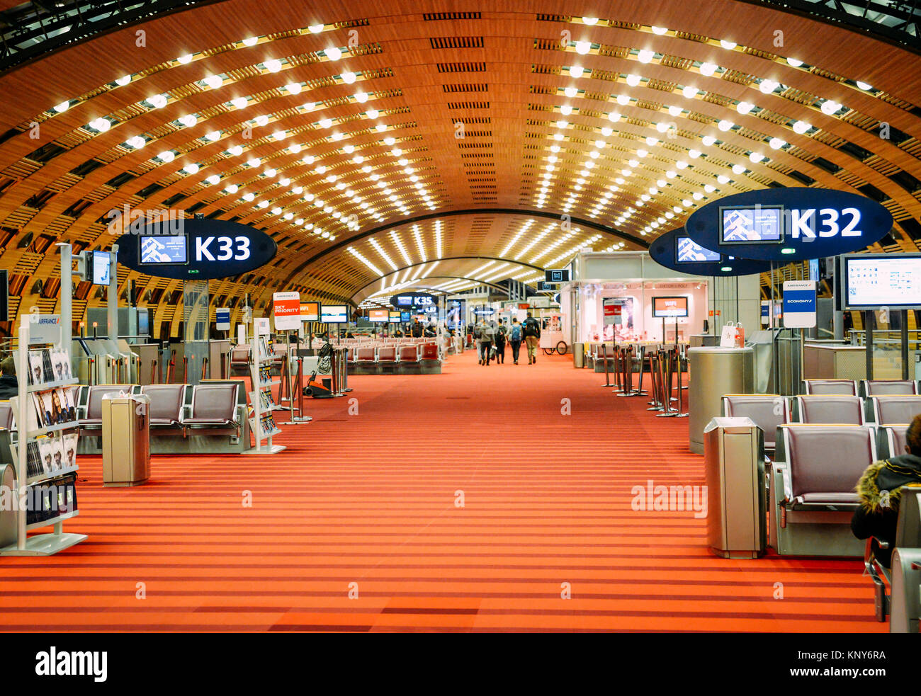 Parigi, Francia - 11 dicembre 2017: all'interno del Terminal 2 di Parigi Charles de Gaulle Aeroporto Internazionale Foto Stock