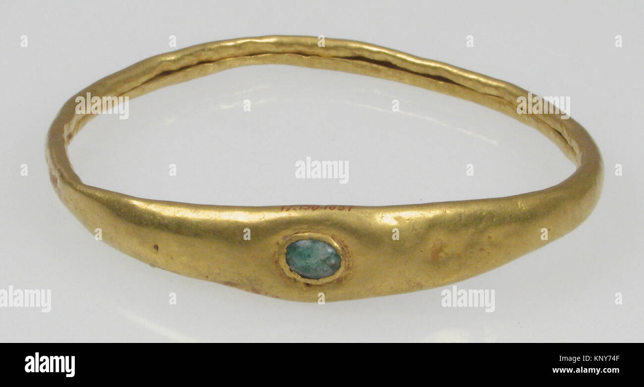 Bracciale romano MET sf17-190-1657s4 464062, circa 100-300 d.C., oro con vetro o pietra, dimensioni 2 7/8 x 1/2 poll., parte della collezione Metropolitan Museum of Art, dono di J. Pierpont Morgan. Foto Stock