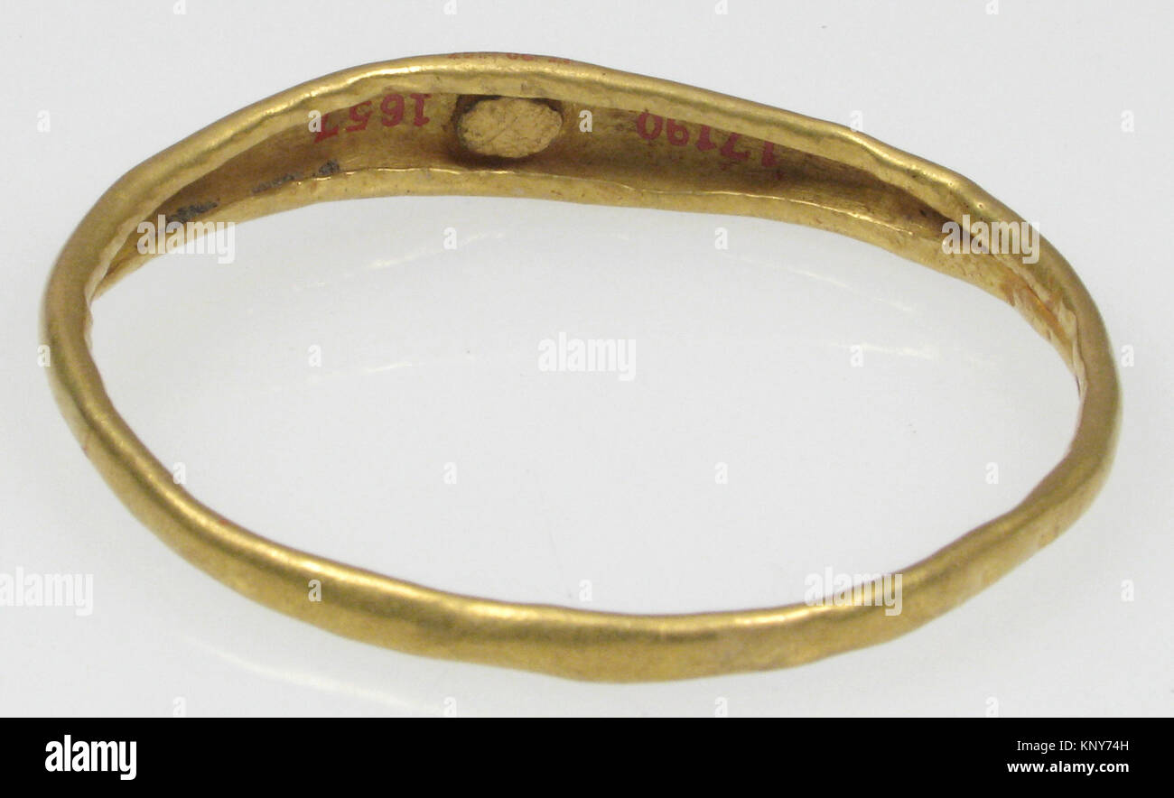 Bracciale romano MET sf17-190-1657s5 464062, circa 100-300 d.C., realizzato in oro con vetri o pietre, dimensioni 2 7/8 x 1/2 poll., regalo di J. Pierpont Morgan al Metropolitan Museum of Art Foto Stock
